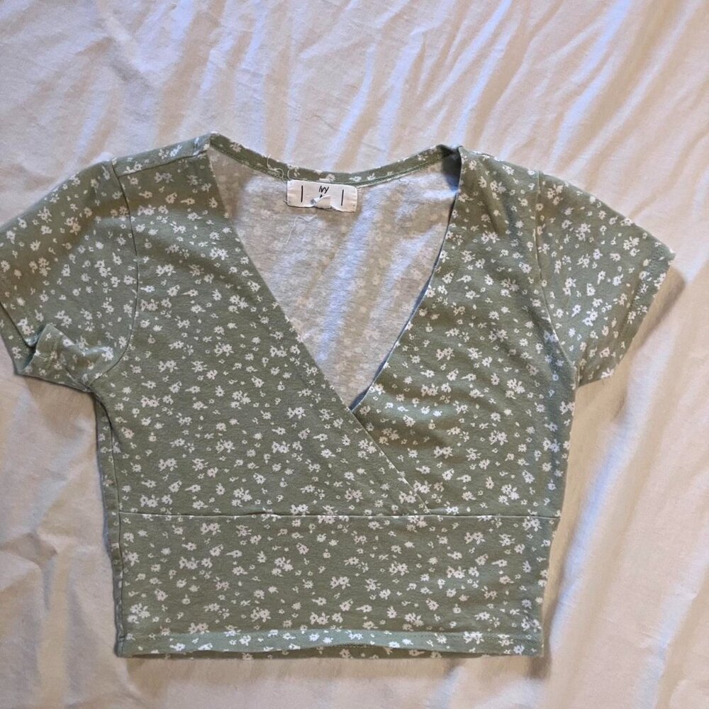 Tilly’s Ivy & Main Size XS Green and white floral crop top